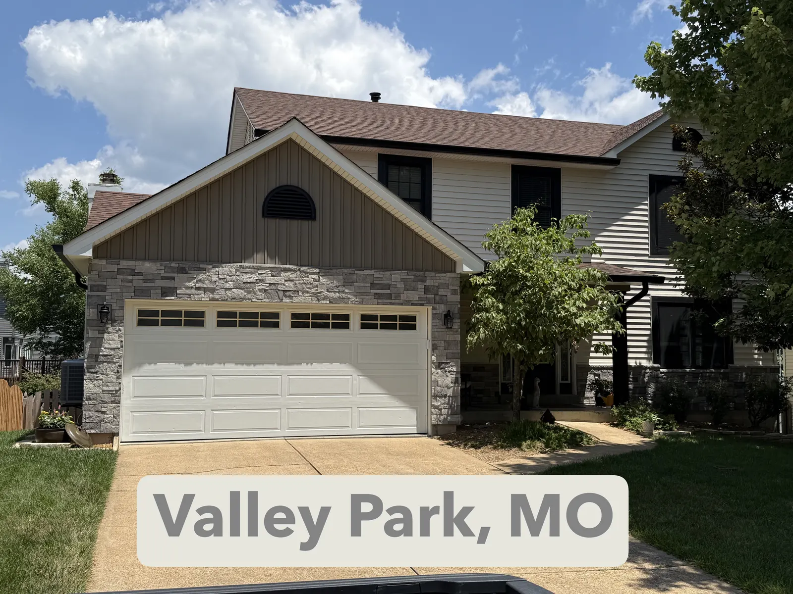 Completed siding and roof project on a home in Valley Park, MO